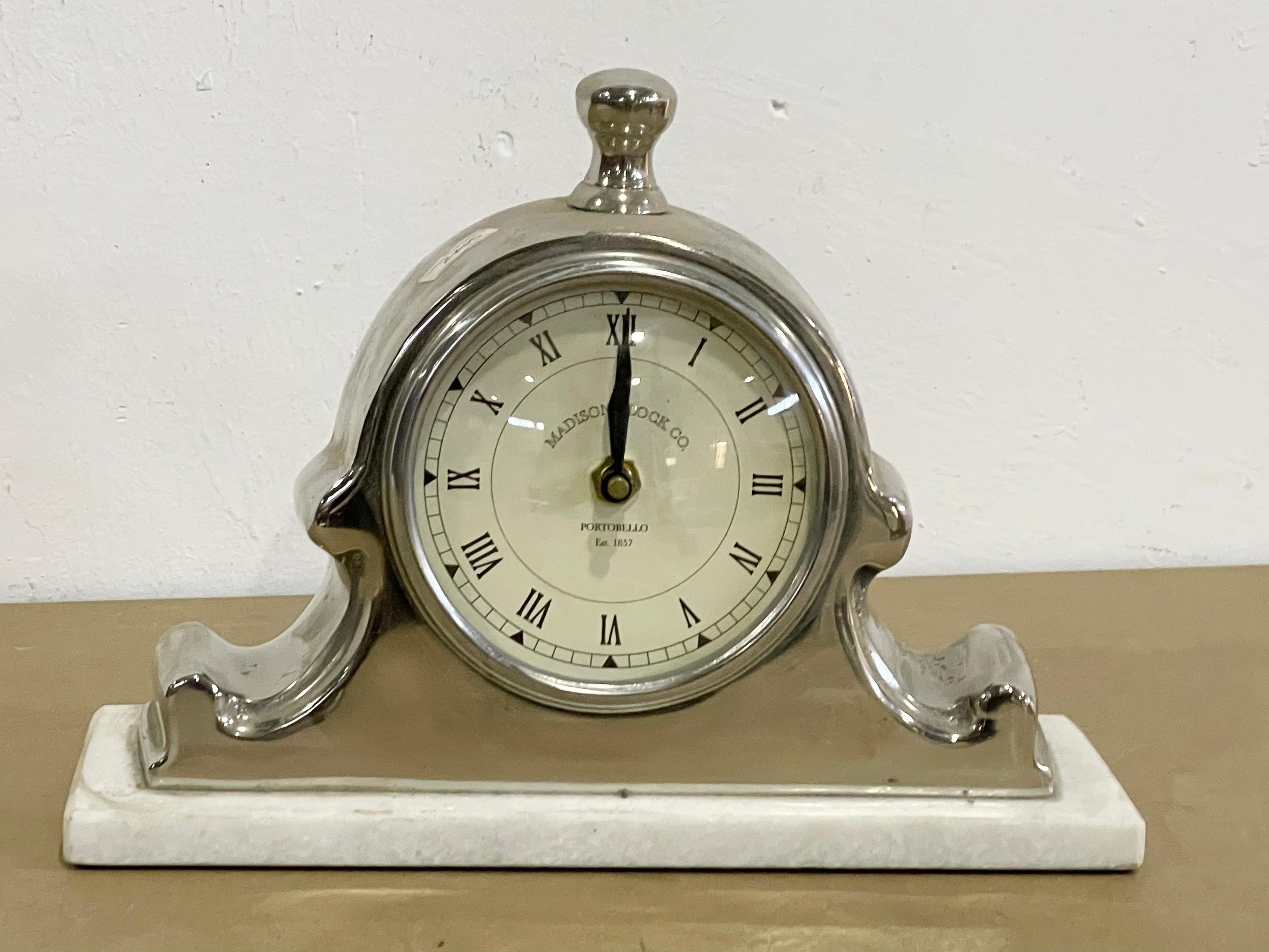 A Madison Clock Company mantle clock. 25x8x19cm