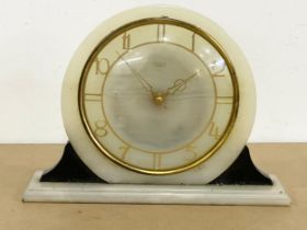 A vintage Smiths onyx mantle clock. 27x19.5cm