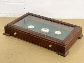 A mahogany display cabinet with 3 pocket watch parts. 36x23cm