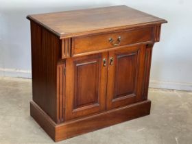 A mahogany side cabinet. 85x50x79cm