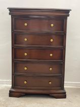 A large good quality mahogany bow front chest of drawers. 90x52x134cm