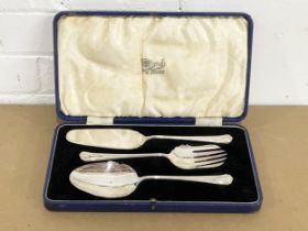 A vintage silver plated 3 piece serving set in box. 30.5x17.5cm