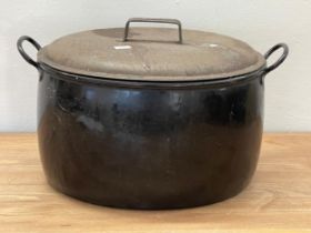 A vintage cast iron pot with lid. 27x26x27cm