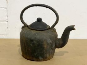 A Victorian cast iron kettle. 25x25cm