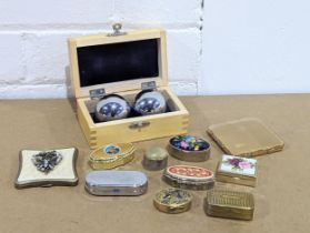 A sundry lot including a quantity of compacts, etc