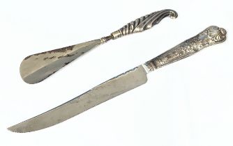 A silver handled cake knife and shoe horn