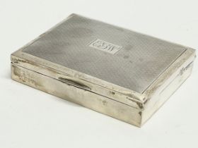A silver cigarette case. 11x9x2.5cm
