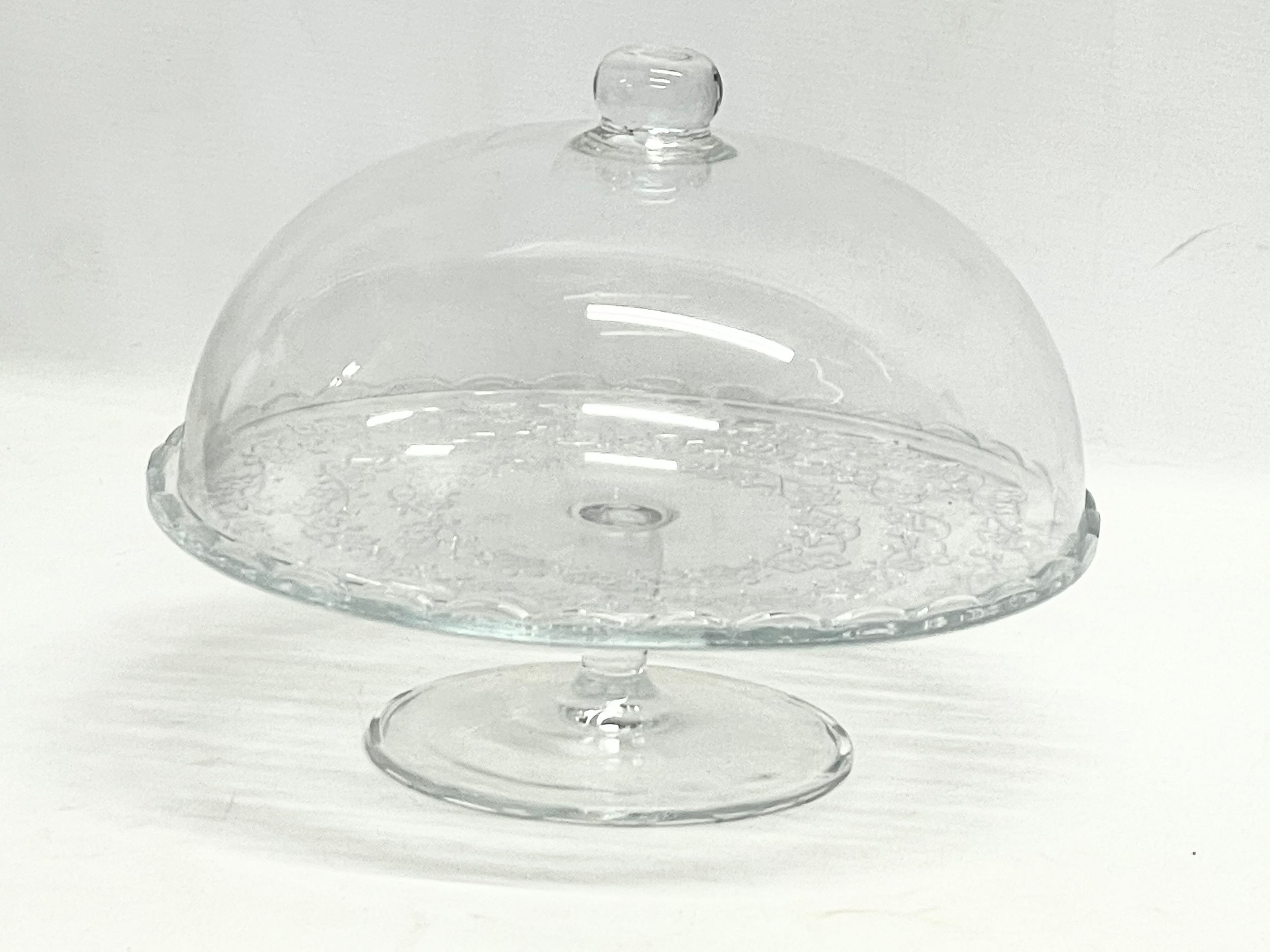 A crystal cake stand with lid. 29x23cm