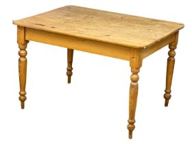 A Victorian pine farmhouse kitchen table. 114x90x73.5cm