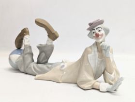 A large Lladro Clown porcelain figurine. E-2JU. 37x16cm