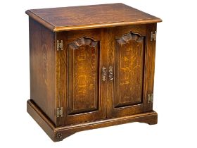 A small George III style oak side cabinet. 62x46x61