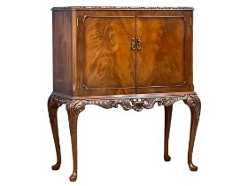 A Georgian style mahogany cocktail cabinet on Queen Anne legs. 96x50x115cm