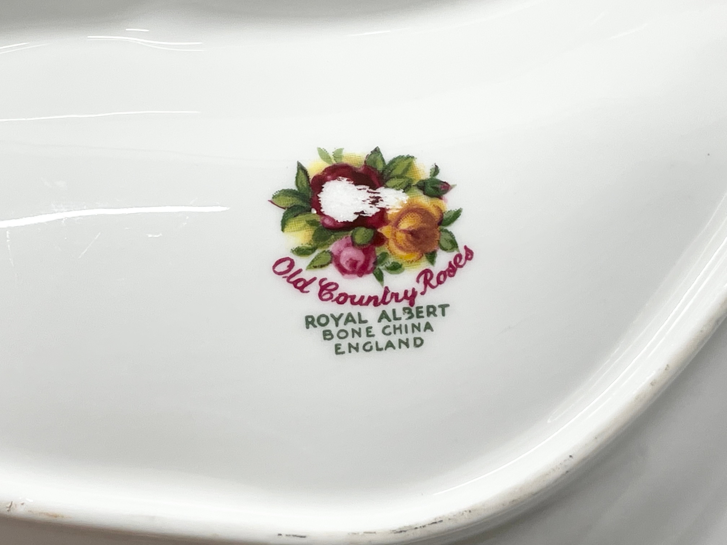 43 pieces of Royal Albert ‘Old Country Roses’ tea and dinner ware. A pair of gravy boats with - Image 6 of 8