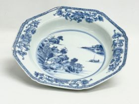An 18th century Chinese Qianlong period blue and white porcelain bowl. 22x22x4cm