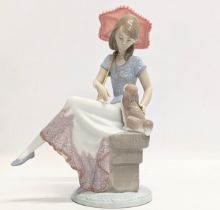 A Lladro porcelain 'Picture Perfect' figurine. 7612. 23cm
