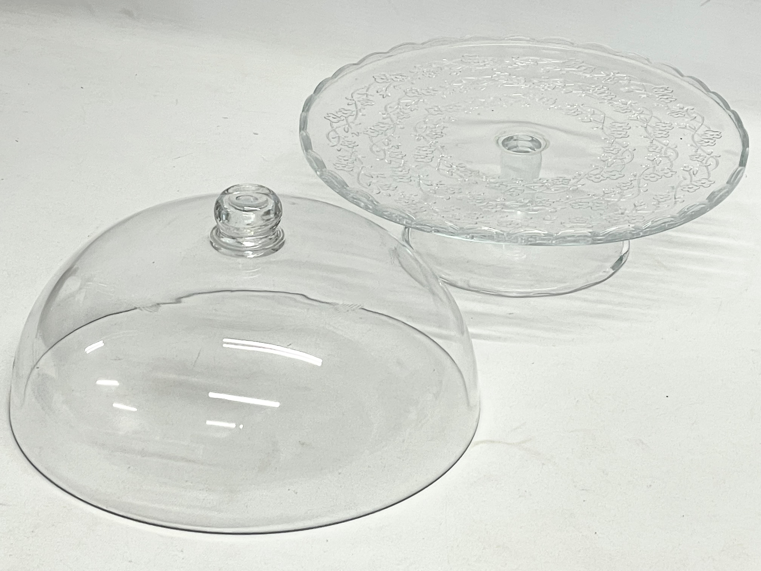 A crystal cake stand with lid. 29x23cm - Image 2 of 3