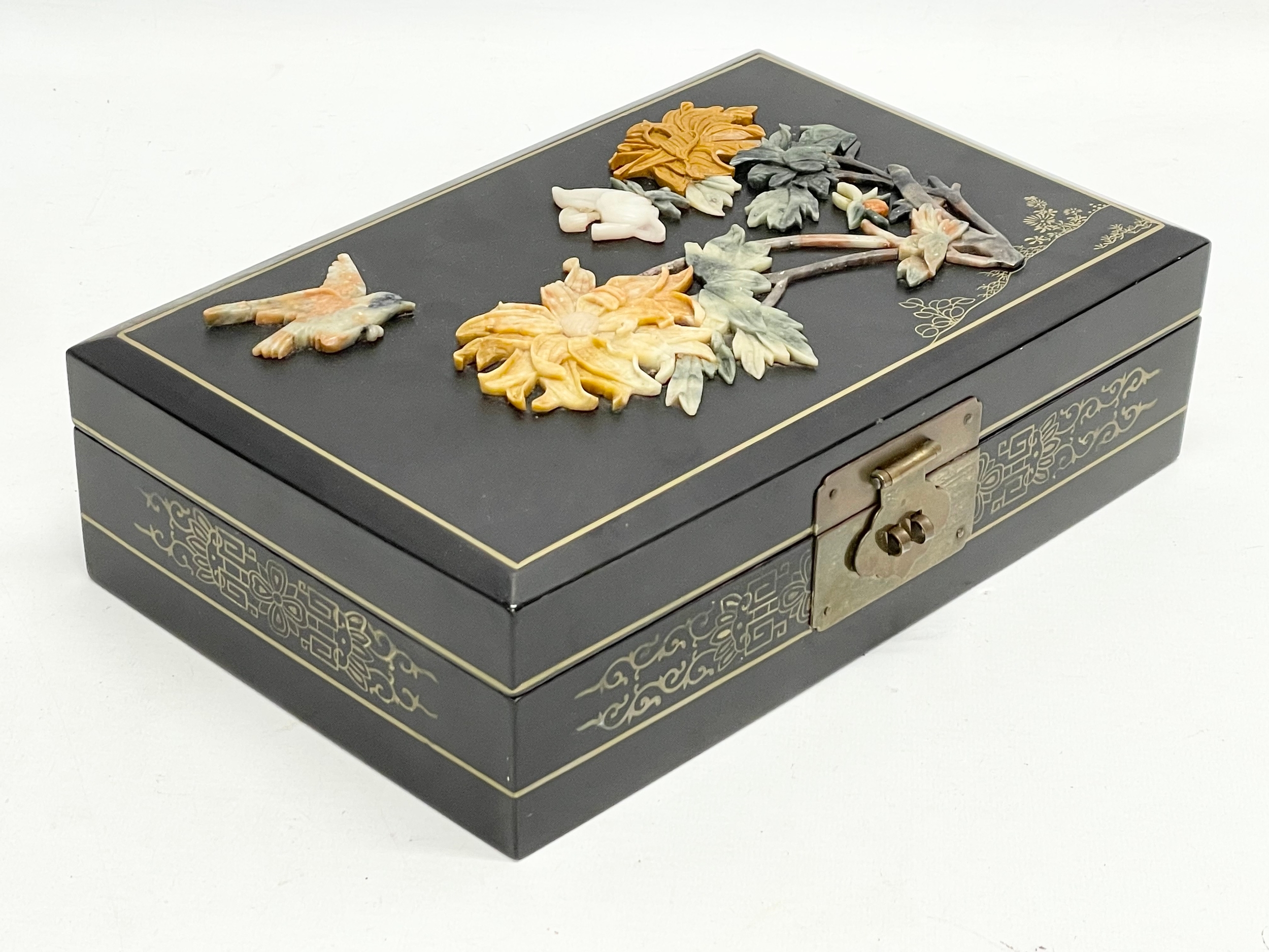 A Japanese hand painted lacquered jewellery box with soapstone mouldings. 28.5x18.5x8cm - Image 3 of 4