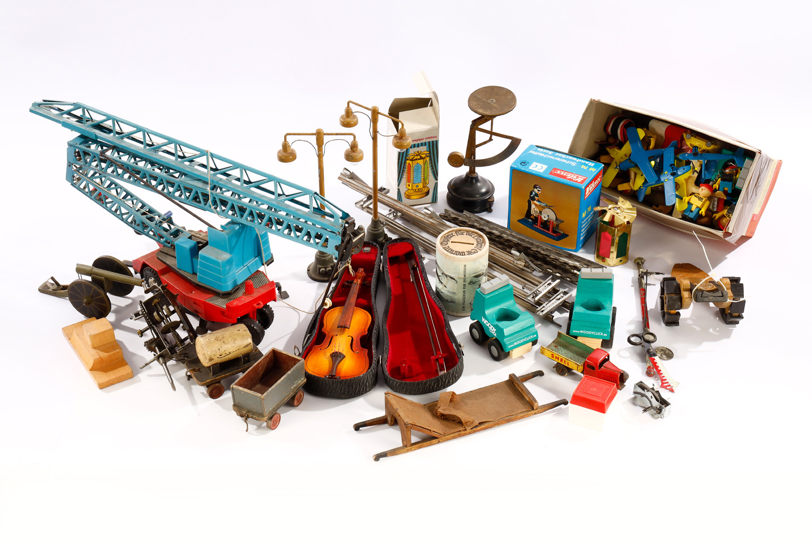 Konv. Spielzeug, darunter Kranwagen, Schienen, Kunststoff-Spielzeug, Laternen, Holzspielzeuge,