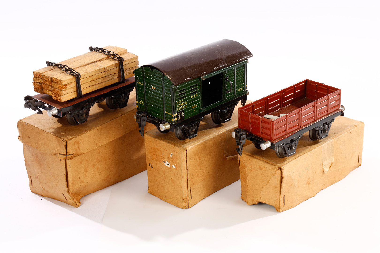 3 Märklin Güterwagen, Spur 0, LS und Alterungsspuren, L 13, mit verschiedenen besch. und NV Kartons,