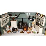 Frühe große Puppenküche um 1850, mit Rauchfang, Türen, Tischbeinen und Schublade, mit hochwertigem