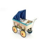 Puppenwagen, Blech, CL, mit Verdeck und schönem Kindermotiv, L 20, Z 2