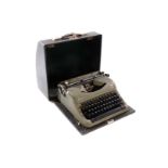 Elite Schreibmaschine ”Optima”, im Koffer, mit Schlüssel, Alterungsspuren, 36x34, Z 3