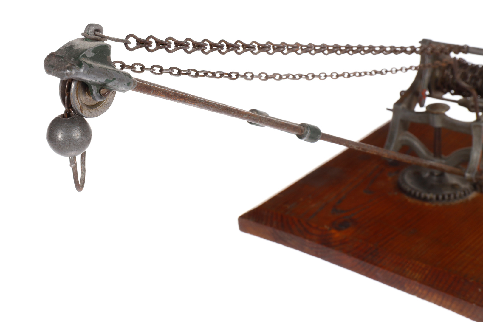 Uralt-Gitter-Drehkran, handlackiert, mit Handkurbel, Kette und Kugelhaken, auf Holzsockel, - Image 6 of 6