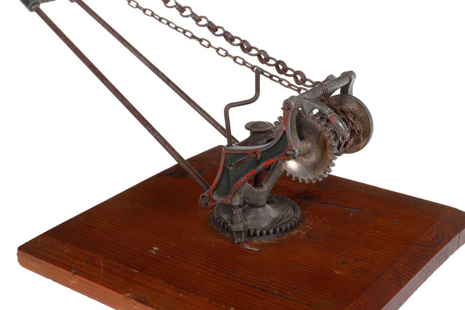 Uralt-Gitter-Drehkran, handlackiert, mit Handkurbel, Kette und Kugelhaken, auf Holzsockel, - Image 5 of 6