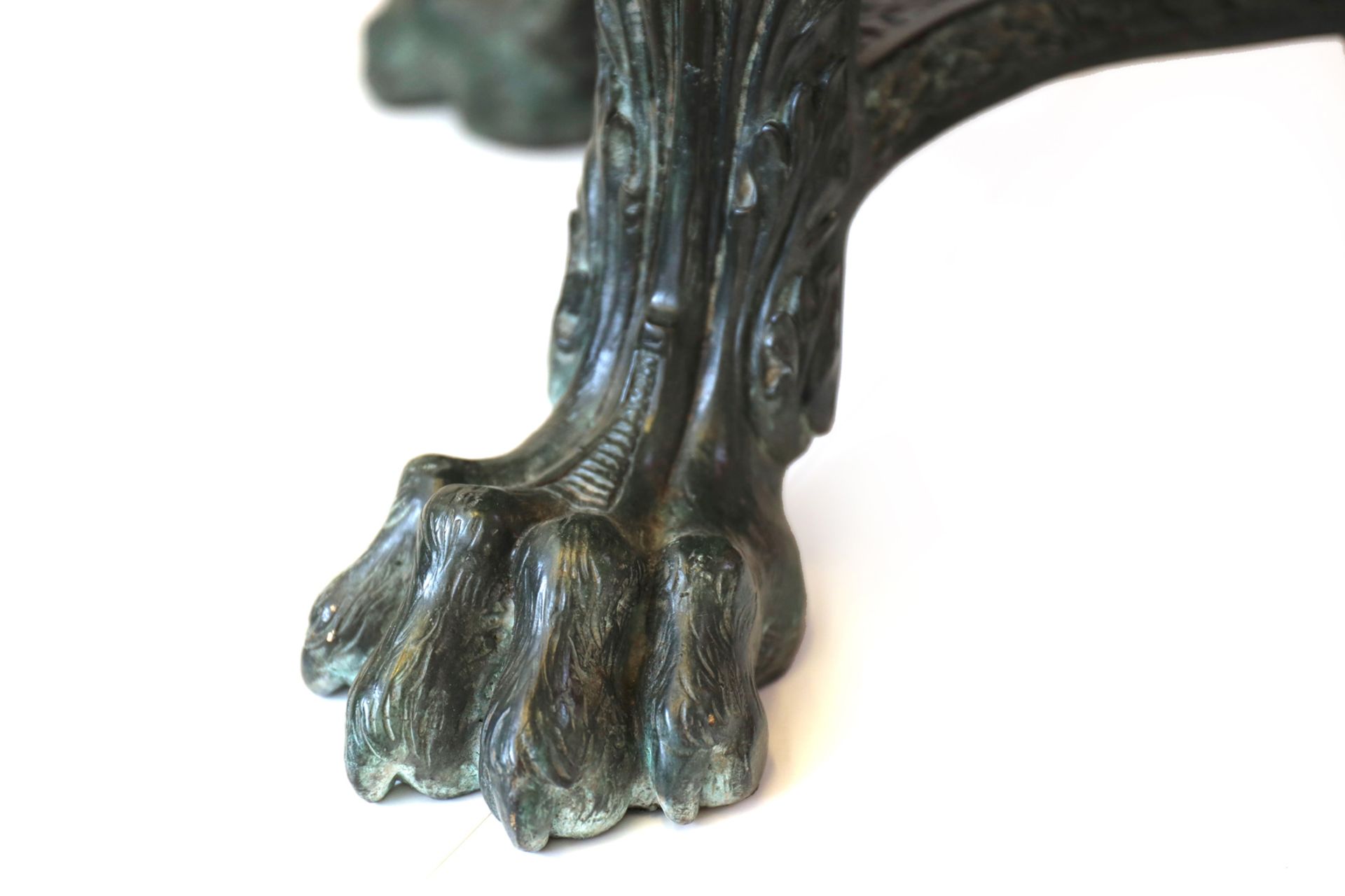 Paar Historismus Bronzeschalen mit Löwentatzen, Kopie nach historischem Vorbild, H 52 cm, - Image 2 of 4
