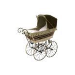 Korb-Kinderwagen, um 1900, mit gummibereiften Spreichenrädern und Porzellan-Griff, neu lackiert,