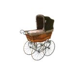 Korb-Kinderwagen, um 1900, mit großen Speichenrädern und Porzellan-Griffen, gummibereift, Dach sowie