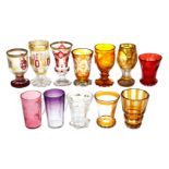 Konv. 10 Ranftbecher und 2 Trinkbecher, Glas, mundgeblasen, farbig, teilweise beschliffen, teilweise