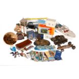 Spielzeugkonv., darunter Gama Tank, Schuco Boot, Figuren etc., tw besch., NV und als Ersatzteile,