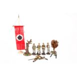 Konv. Elastolin, Fahnenmast mit HK-Stoff-Fahne, 2 Bäume, 2 Offiziere und Kartenleser, 2 mit Fernglas