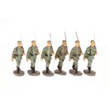 6 Elastolin Soldaten, mit Mütze und Gewehr über der Schulter, im Marsch, Z 2-3
