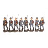 8 Elastolin Soldaten mit Gewehr im Marsch, darunter 2 Offiziere, Z 3
