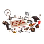 Konv. mit versch. Automobilia-Zubehör, darunter Mercedes-Stern, Anstecker etc., Z 3