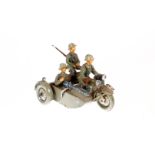 Elastolin Motorrad mit Blech-Beiwagen und 3 Mann Besatzung, Alterungs- und Gebrauchsspuren,