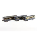 3 Hornby int. Wagen, Spur 0, blau und creme/blau, LS und Alterungsspuren, L 25, sonst Z 2-3