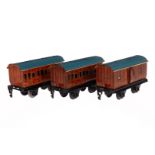 3 Märklin engl. Wagen 2871/2872 GNR, Spur 0, CL, Dächer rest., LS und gealterter Lack, L 13, Z 3