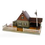 Märklin Landbahnhof, HL, mit Signal, Baum fehlt, tw nachlackiert, LS und gealterter Lack, L 35, Z 3