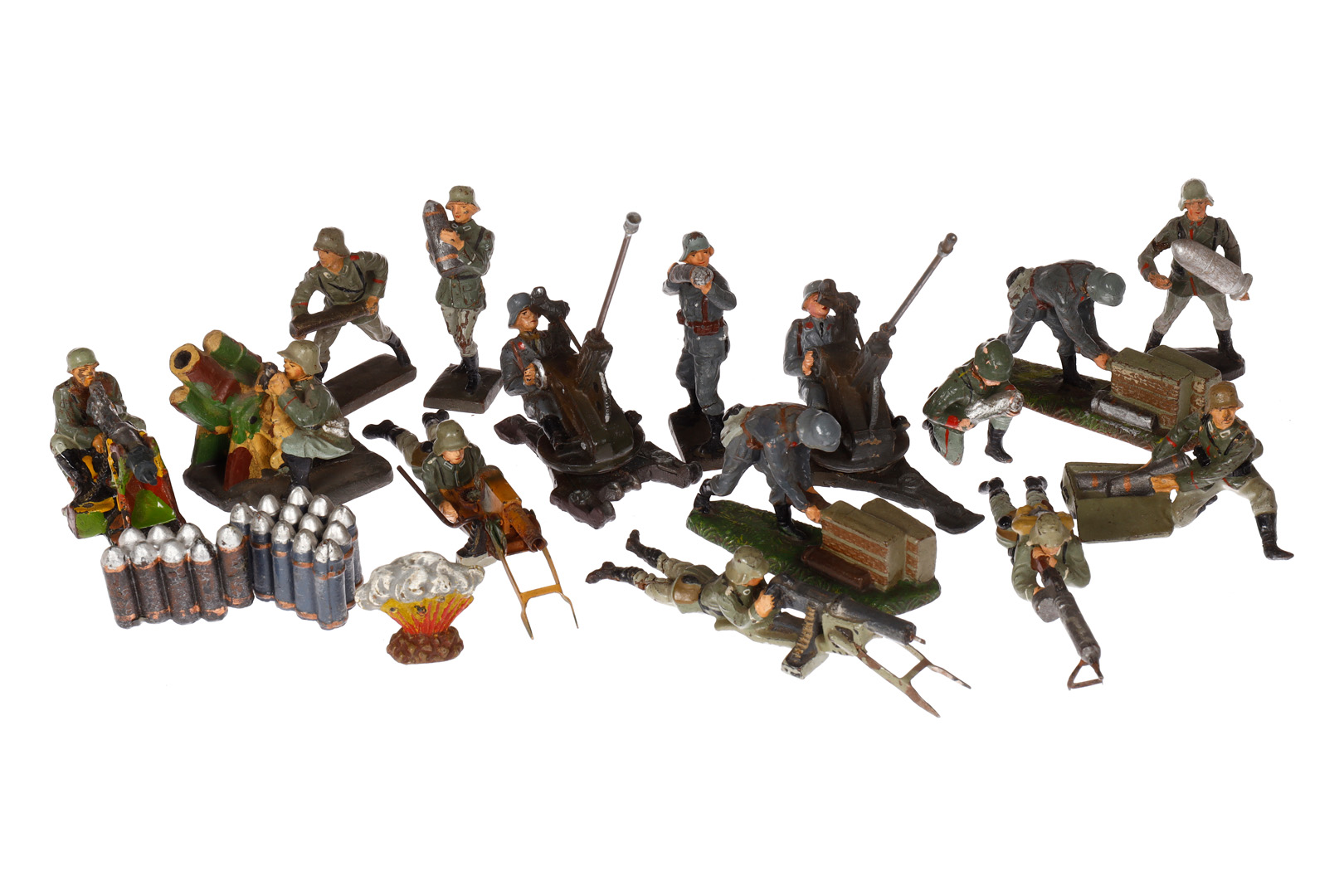 15 Elastolin/Lineol Soldaten mit Munition, MG und Jagdgeschütz, dazu Granatstapel und