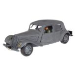 Champion Citroen 11 BL, 1:20, mit Fahrerfigur, Scheinwerfer fehlen, Stoßstange geklebt, Z 3