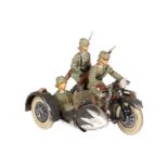Militär-Motorrad mit Blechrädern und Masse-Beiwagen, mit 3 Soldaten besetzt, Alterungs- und
