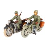 2 Militärmotorräder, eines mit Blechrädern, WH 591, Sozius fehlt und Masse-Motorrad mit Fahrer, tw