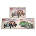 3 Monogram Oldtimer-Bausätze, 2x Nr. 2303 und 1x 7549, Maßstab 1:24, einer tw besch. und auf