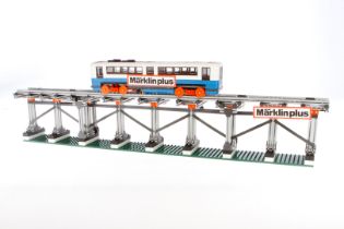 Märklin Plus Fertigmodell, Schienenbus auf Hochbahn, Alterungsspuren, L 106, im Versand-Karton