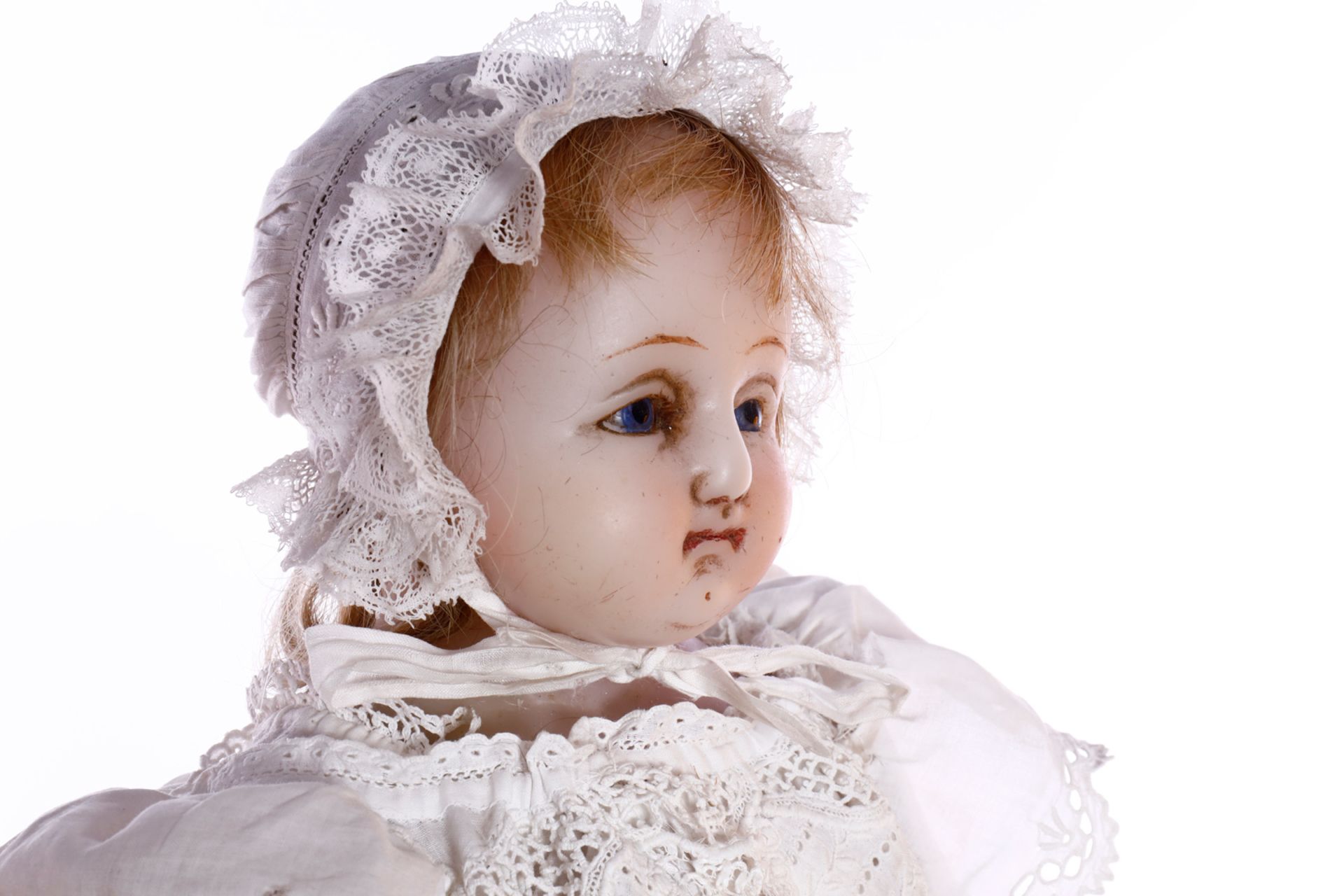 Englische Wachs-Brustplattkopf-Puppe um 1870, eingesetzte Glasaugen, Perücke teilweise - Image 3 of 6