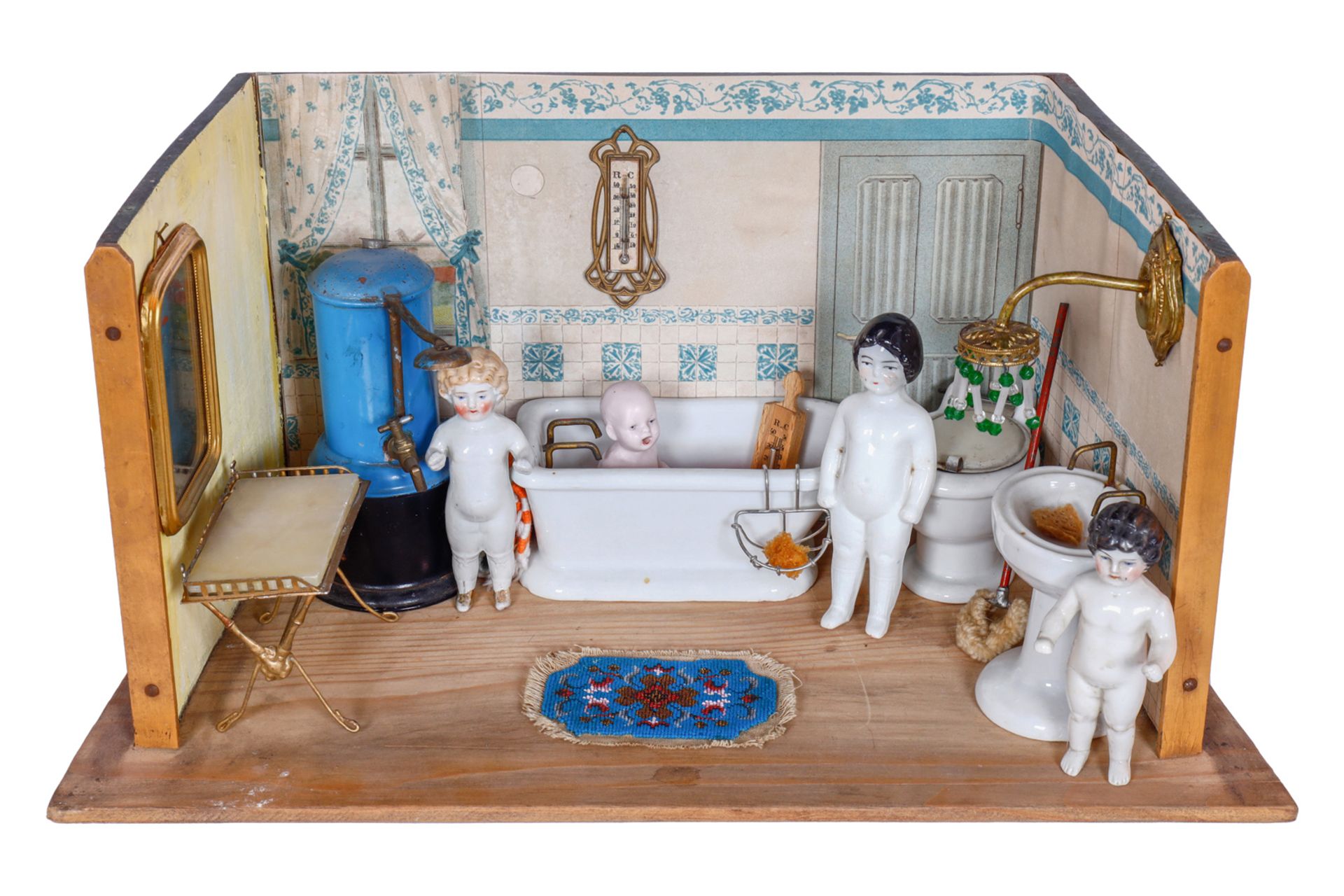 Puppen-Badezimmer, mit Porzellan-Badewanne, Toilette, Waschbecken und 3 Badepüppchen (1 Fuß
