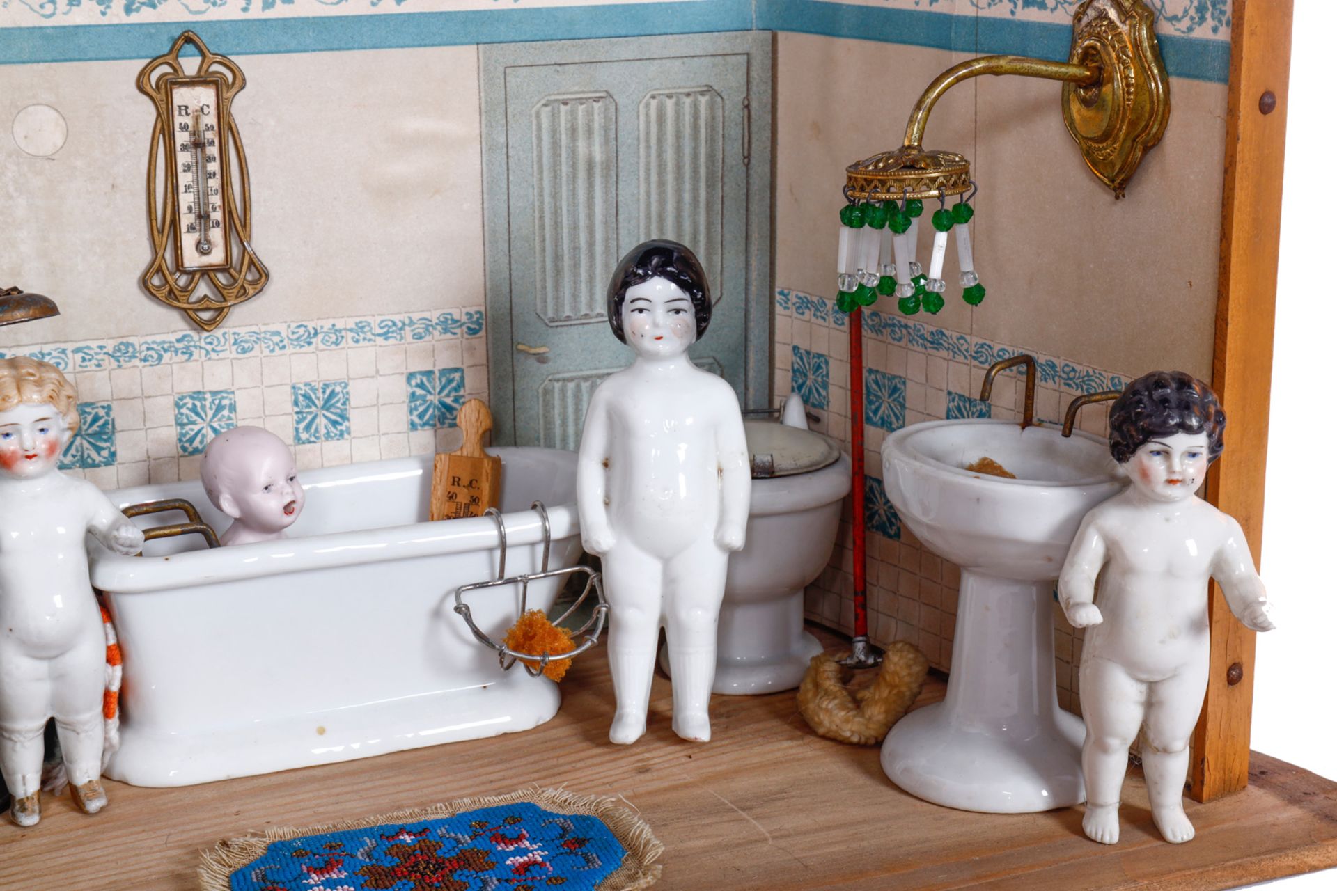 Puppen-Badezimmer, mit Porzellan-Badewanne, Toilette, Waschbecken und 3 Badepüppchen (1 Fuß - Image 3 of 4